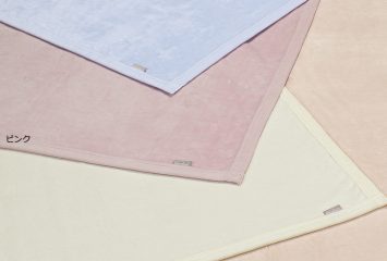 綿毛布(クオリアル) 使われているのは厳選された高品質の天然素材、メイド・イン・ジャパンの安全性。ずっと愛用できる飽きのこないシンプルで優美なデザインです。